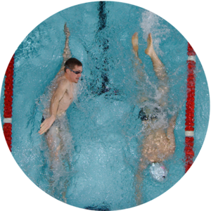 两个社区成员使用校园游泳池游泳.