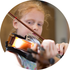 一个小女孩正在学习拉小提琴.
